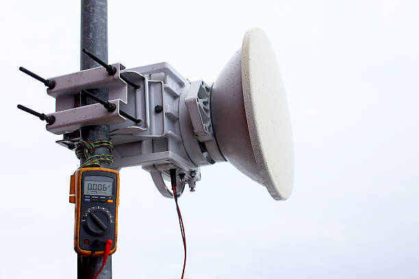 resolução de problemas de medição do nível de sinal no telemóvel transceptor antena - high frequencies imagens e fotografias de stock