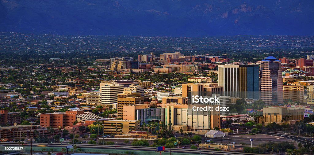 Tucson-Arizona panorâmicas e paisagens urbanas e Montanhas Santa Catalina ao pôr do sol - Royalty-free Tucson Foto de stock