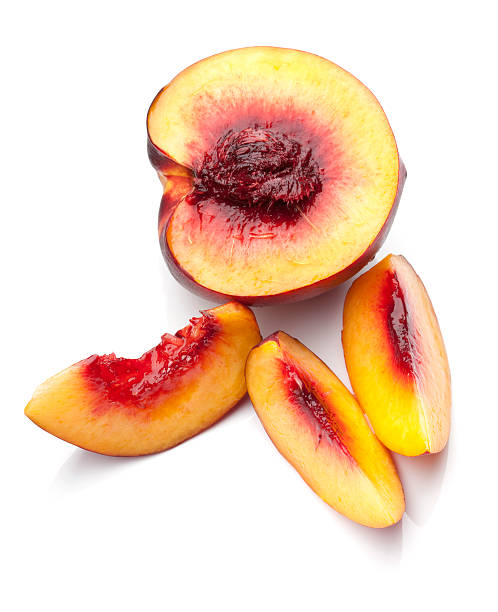 新鮮なフルーツとスライスズバイモモ 30 分 - ripe peach ストックフォトと画像