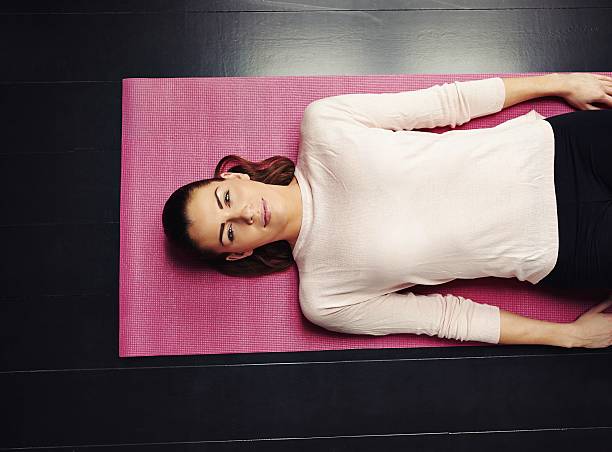여성 편안한 운동 후 - relaxation lying on back women meditating 뉴스 사진 이미지