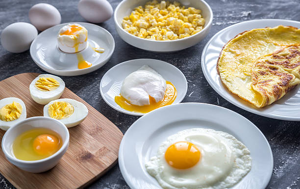 の方法で調理する卵料理 - sunnyside up ストックフォトと画像