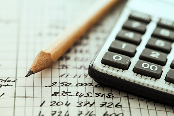 calculadora e lápis - tax financial figures analyzing banking document imagens e fotografias de stock