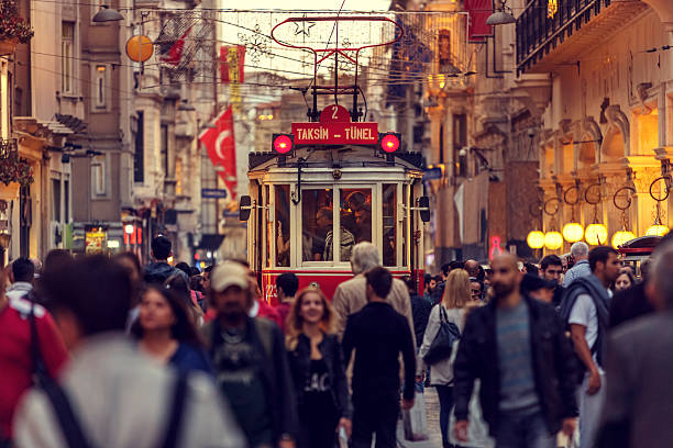 역사적이다 아르카디아 트램을 타고 중세탑 이스티클랄 Avenue in Taksim, 이스탄불 스톡 사진