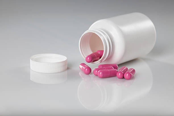 flasche kapsel tabletten - pink pill stock-fotos und bilder