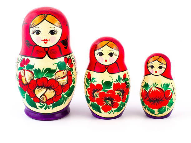 ninhos bonecas russas. babushkas ou matryoshkas. conjunto de três peças - russia russian nesting doll babushka souvenir - fotografias e filmes do acervo