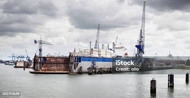 Muelle Comercial Wharf Y Gantry Grúa El Puerto De Rotterdam Foto de stock y más banco de imágenes de Acero