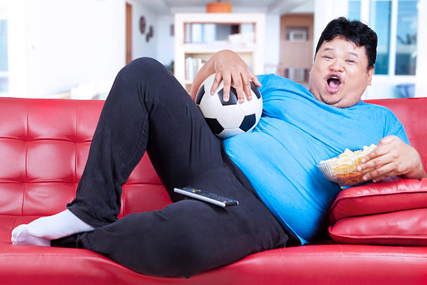 배부른 mant tv로 축구 경기 시청 - remote fat overweight dieting 뉴스 사진 이미지