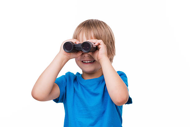 ciekawy mały chłopiec. - little boys discovery binoculars child zdjęcia i obrazy z banku zdjęć