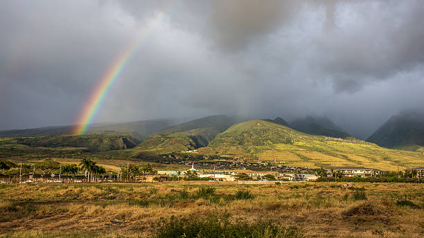 arcobaleno sopra le montagne occidentali di maui - lahaina foto e immagini stock