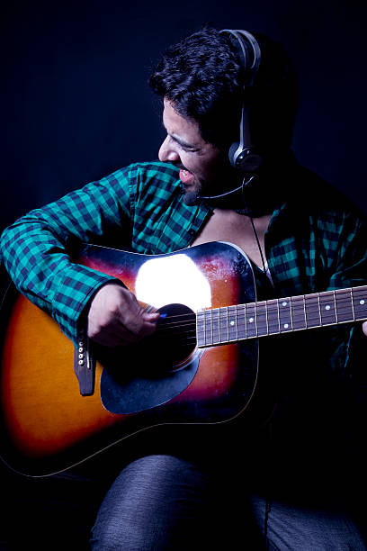 музыка человек - 20s acoustic guitar adult art стоковые фото и изображения