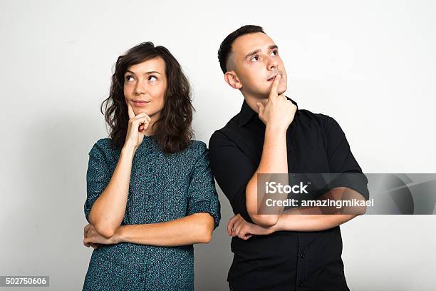 Pareja De Pensamiento Foto de stock y más banco de imágenes de Parejas - Parejas, Contemplación, Mirar hacia arriba