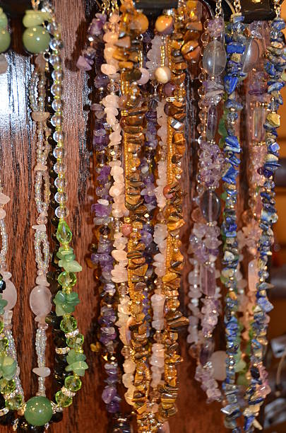 filamentos de multicoloured cuentas de display - multichain necklace fotografías e imágenes de stock