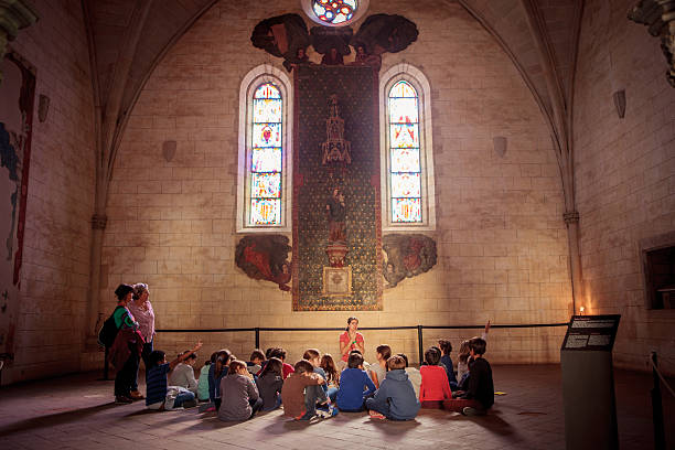 пещерный монастырь pedralbes в барселоне, испания - catholic girl стоковые фото и изображения