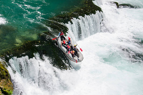 rafting sul fiume in una strbacki buk - rafting foto e immagini stock