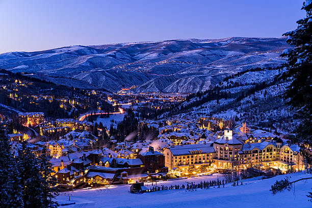 castor creek resort de esqui de inverno com sol - estância de esqui imagens e fotografias de stock