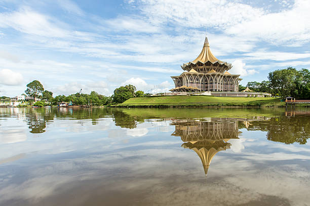 vue sur la rivière de l'assemblée législative de l'état de sarawak - kuching photos et images de collection