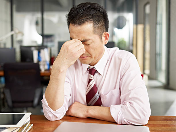 persona de negocios cansado - coreano oriental fotografías e imágenes de stock