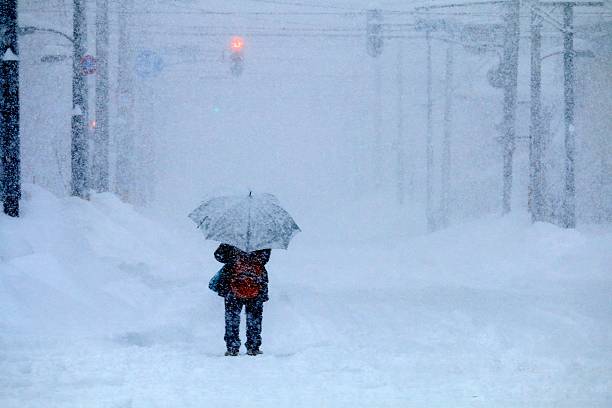 吹雪、女性 - 吹雪 ストックフォトと画像