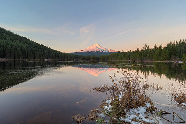 tramonto sul monte hood nel lago trillium - cascade range mountain alpenglow winter foto e immagini stock