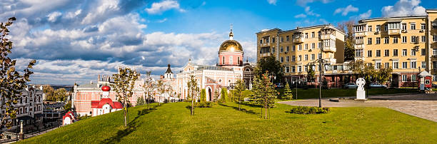 rusia. samara. monasterio de iversky hembra. - cathedral russian orthodox clear sky tourism fotografías e imágenes de stock