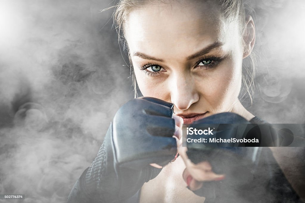 Lutador de MMA em um fundo defumado - Foto de stock de Boxe - Esporte royalty-free