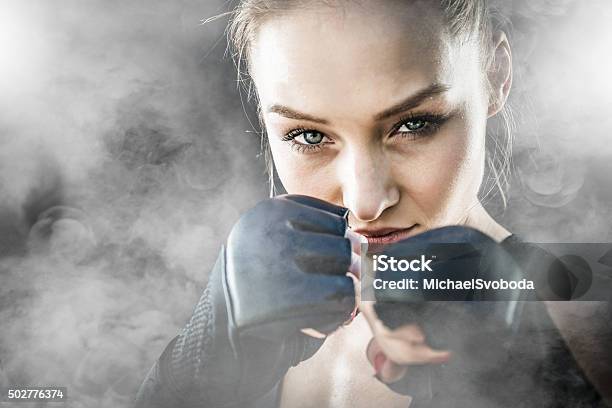 Foto de Lutador De Mma Em Um Fundo Defumado e mais fotos de stock de Boxe - Esporte - Boxe - Esporte, Brigar, Mão em punho
