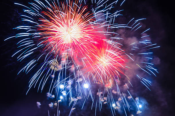 di fuoco d'artificio sullo sfondo di quarto di luglio giorno dell'indipendenza festa - fireworks foto e immagini stock