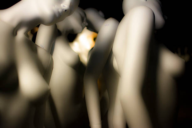 manichini femmina - individuality standing out from the crowd imitation mannequin foto e immagini stock