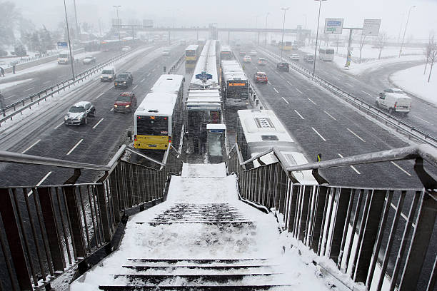 highway in inverno - foto stock