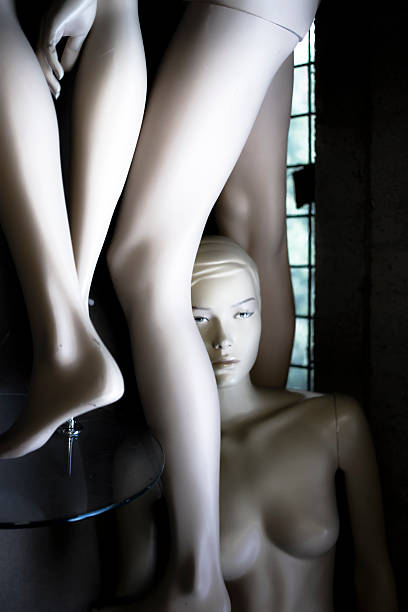 manequins - individuality standing out from the crowd imitation mannequin - fotografias e filmes do acervo