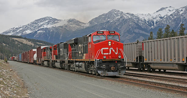 canadian national railway treno in montagne rocciose - diesel locomotive foto e immagini stock