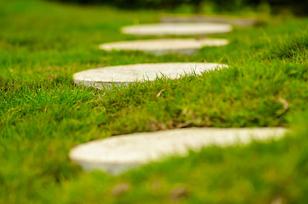 promenada w ogrodzie-pozycja - patio stone footpath formal garden zdjęcia i obrazy z banku zdjęć