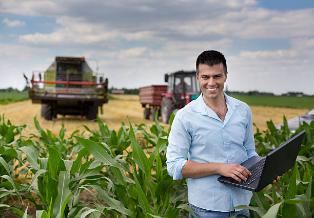 geschäftsmann auf dem feld - farmer rural scene laptop computer stock-fotos und bilder