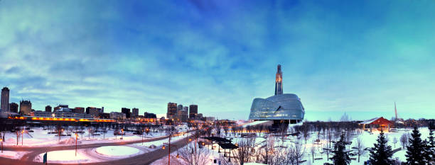 el atardecer de invierno - urban scene canada city winnipeg fotografías e imágenes de stock