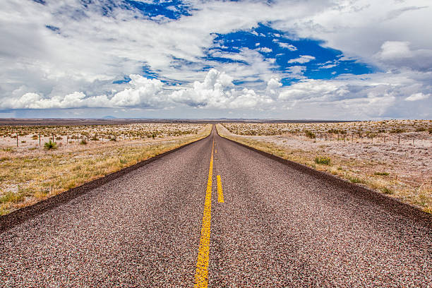 niekończące się drogi - road scenics desert road usa zdjęcia i obrazy z banku zdjęć