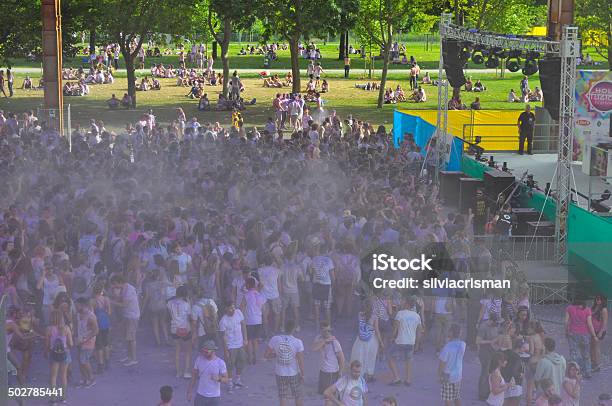 Holi Festival De La Cocina De Fusión En Turín Foto de stock y más banco de imágenes de Adulto joven - Adulto joven, Aire libre, Arte cultura y espectáculos