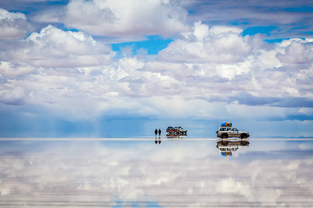 suv auto im salar de uyuni, bolivien - salar stock-fotos und bilder