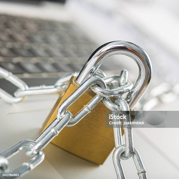 Vorhängeschloss Mit Kette An Einem Laptopkonzept Stockfoto und mehr Bilder von Bildschärfe - Bildschärfe, Computer, Computeranlage