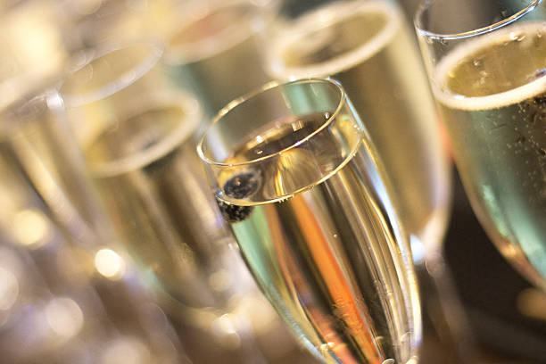 の白ワイングラスシャンパンで結婚披露宴 - シャンパーニュ地方 ストックフォトと画像