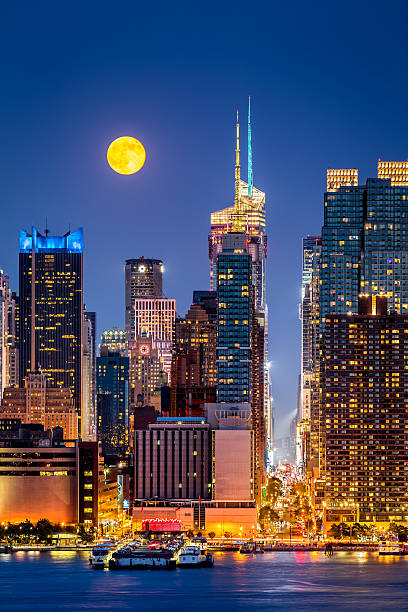 Super Moon in New York Super Moon rise above the midtown Manhattan skyscrapers 42nd street photos stock pictures, royalty-free photos & images