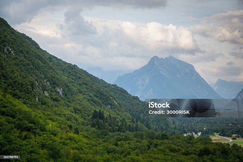 Montañas verdes con nubes - Foto de stock de Aire libre libre de derechos