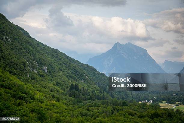 Montañas Verdes Con Nubes Foto de stock y más banco de imágenes de Aire libre - Aire libre, Alpes Europeos, Ancho