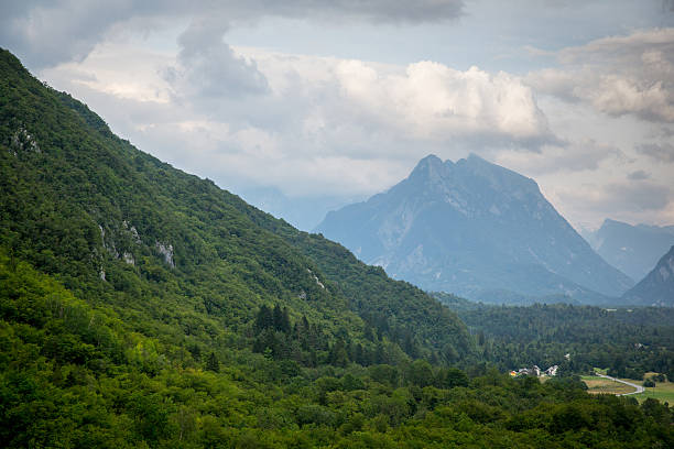 зеленые горы и облака - hoirzontal стоковые фото и изображения