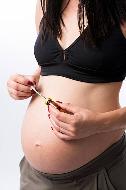 mujer embarazada preparación de la insulina de la inyección - diabetes insulin human fertility injecting fotografías e imágenes de stock