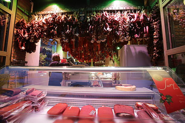 mięso sklep - butchers shop meat sausage store zdjęcia i obrazy z banku zdjęć