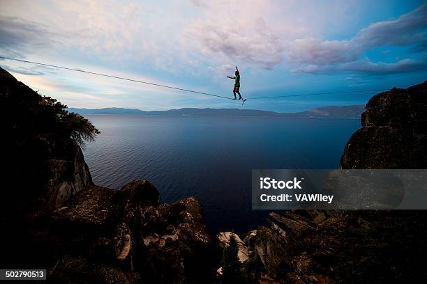 Por Encima De Todo Foto de stock y más banco de imágenes de Confianza - Confianza, Cuerda Floja, Slackline