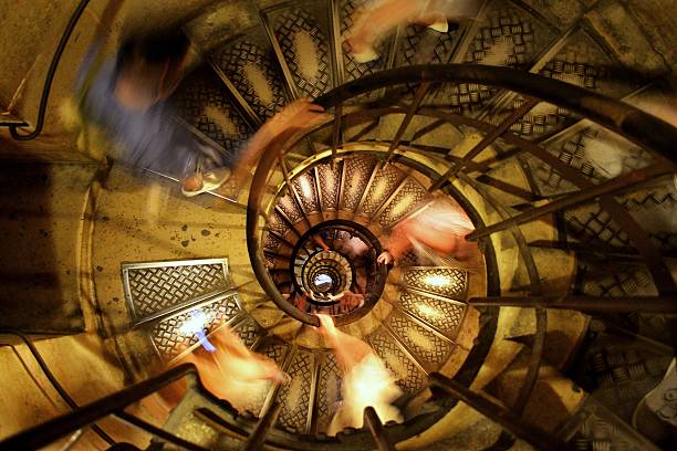 em espiral - personal perspective vanishing point diminishing perspective staircase imagens e fotografias de stock