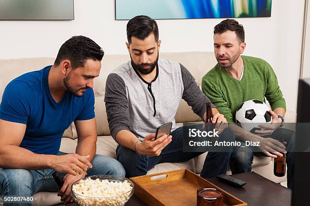 Die Spielstatistik Auf Dem Mobiltelefon Stockfoto und mehr Bilder von Fußball - Fußball, Handy, Fernseher