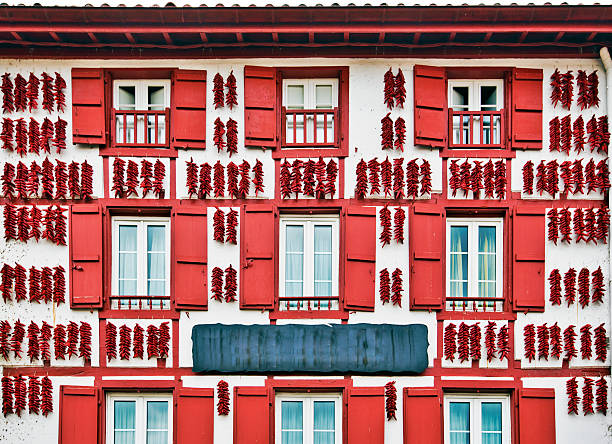 espelette rouge piments séchage rapide dans le mur de maison basque - maisons basque photos et images de collection