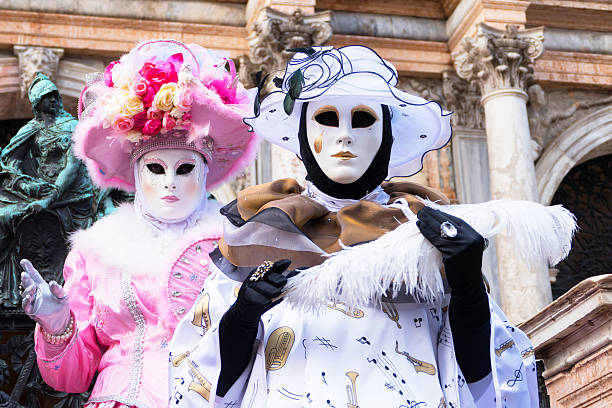 carnaval de veneza em roxo e rosa - entertainment holidays and celebrations venice italy performer imagens e fotografias de stock